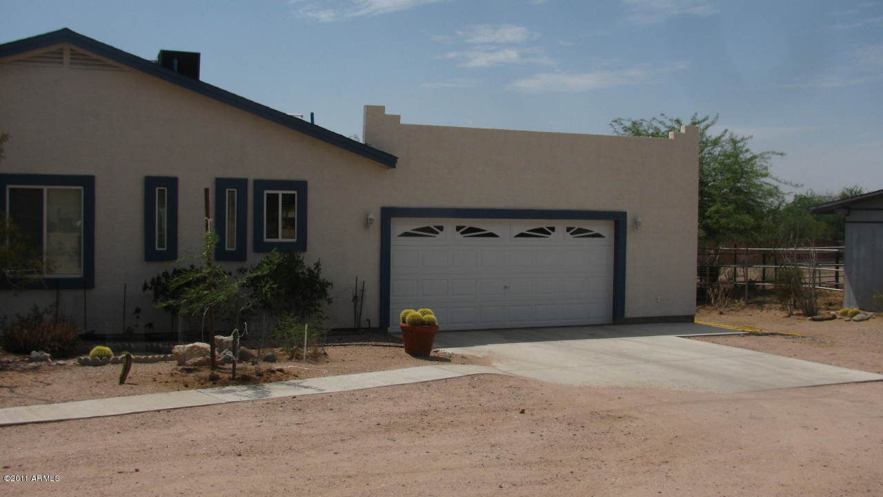 4126 North Colt Road Apache Junction, AZ 85119 - Photo 14 of 18 a backyard of a house with plants and trees