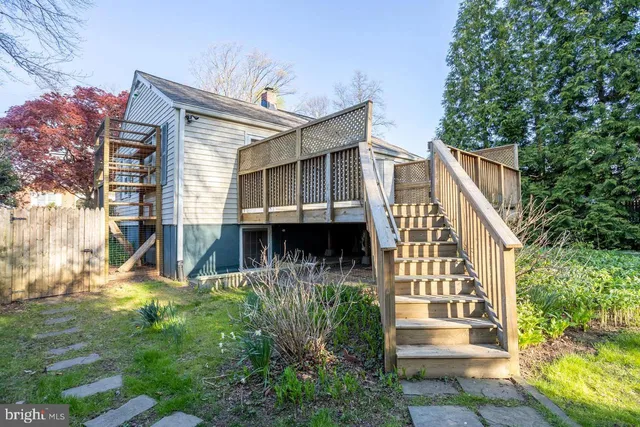 a view of house with front yard
