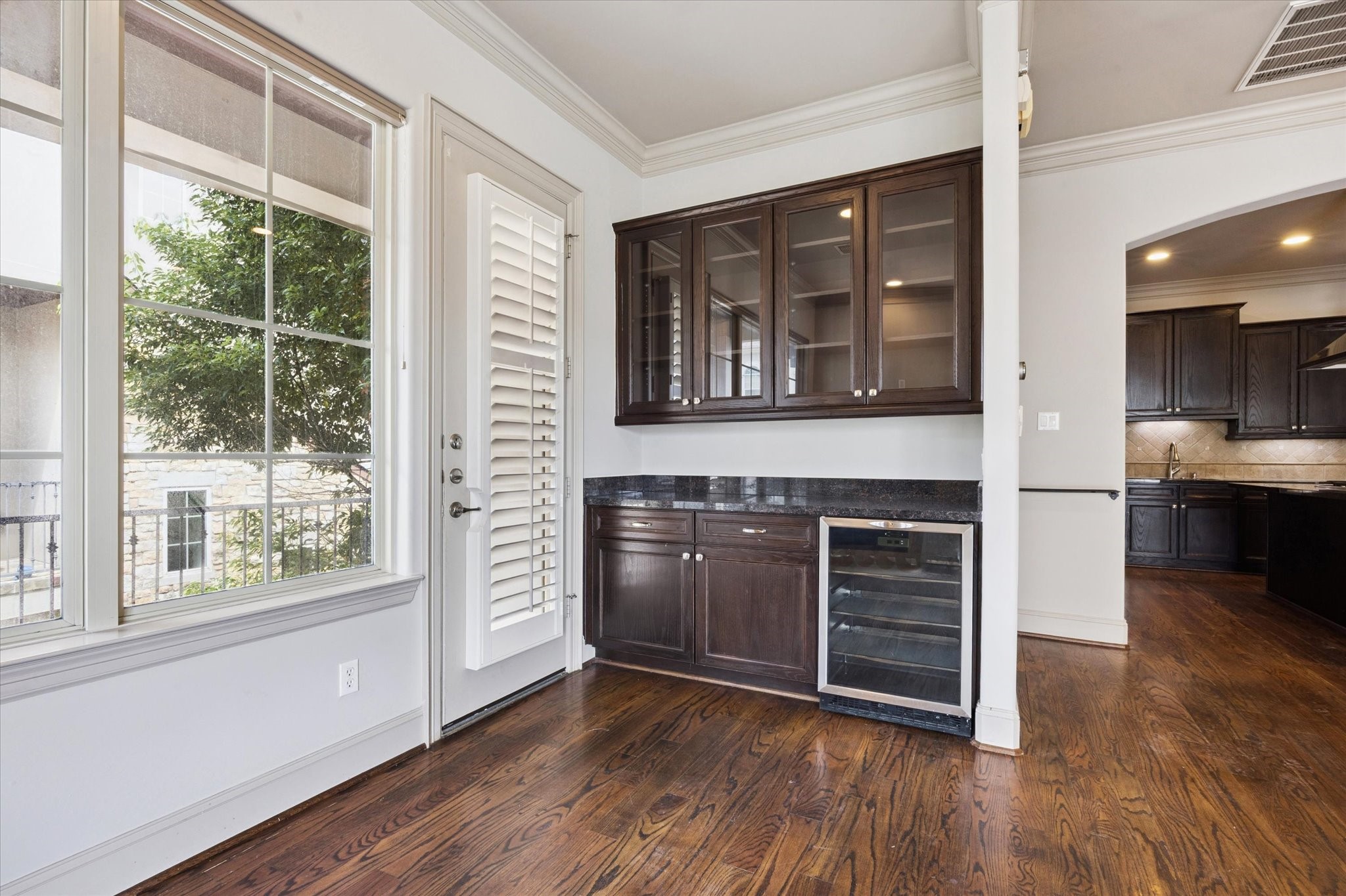 4004 Feagan Street, Unit A Houston, TX 77007 - Photo 10 of 32 Bar or butler pantry adds to the amazing storage capacity and livability