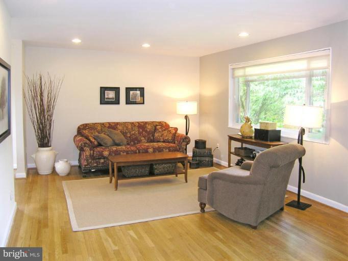 2211 Ross Court Silver Spring, MD 20910 - Photo 11 of 16 Living Room