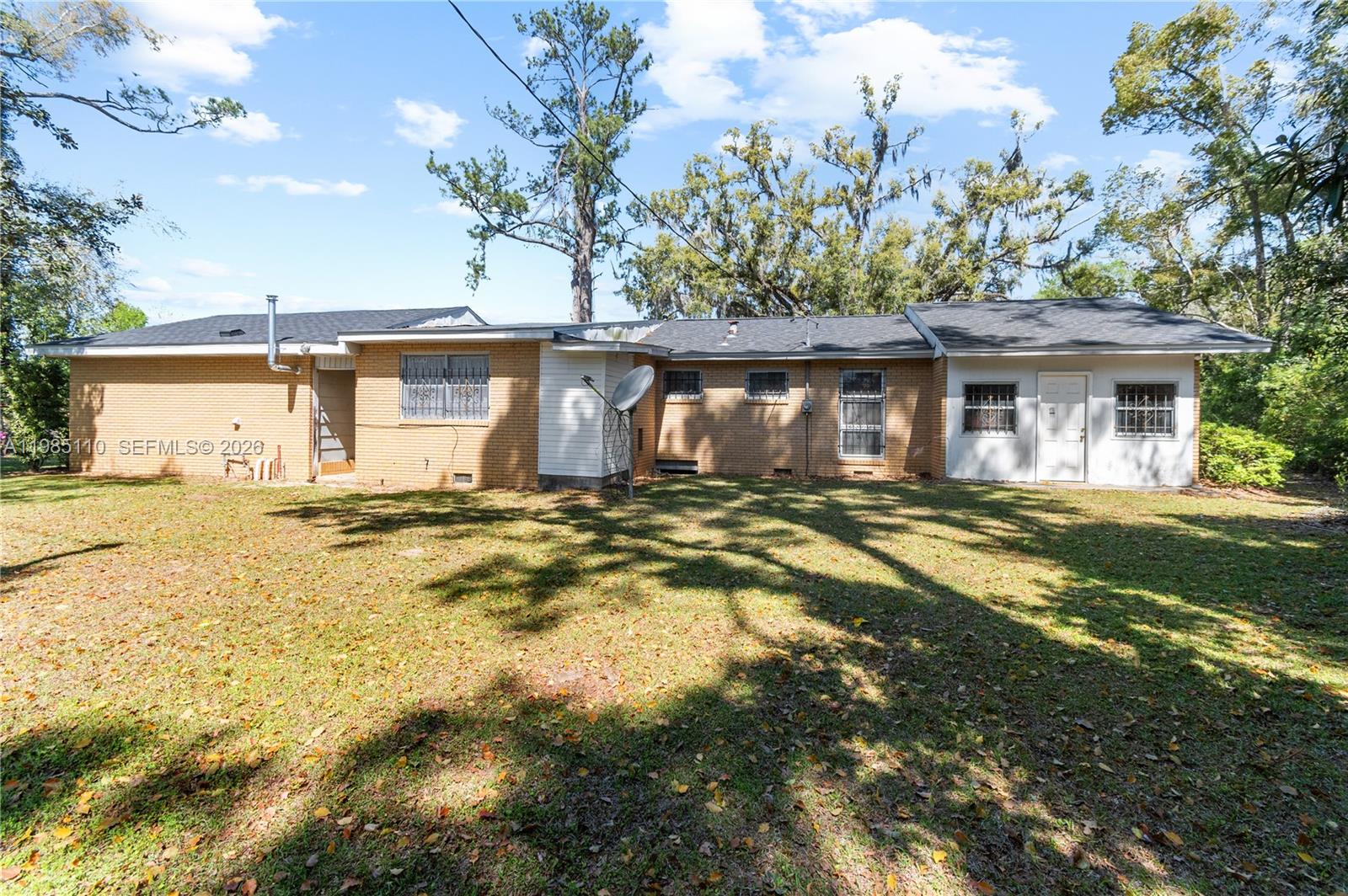 115 Southwest Lee Avenue Madison, FL 32340 - Photo 5 of 17 a front view of a house with a yard