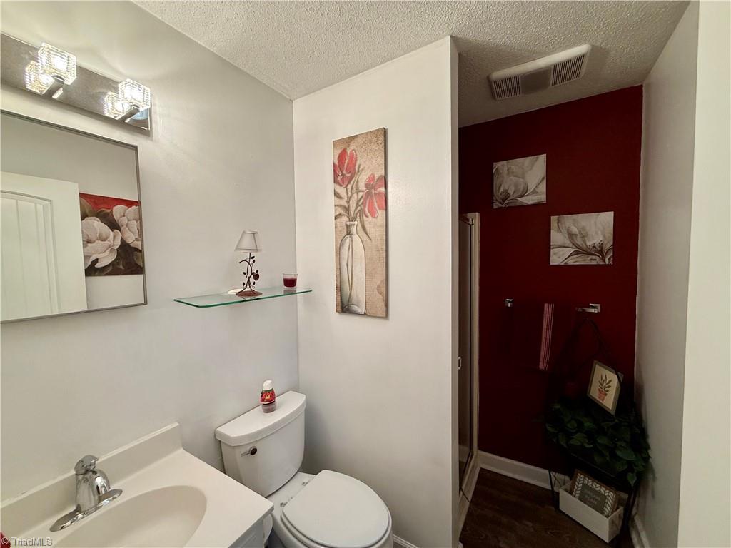 7352 Oak Bucket Road Thomasville, NC 27360 - Photo 17 of 38 Full bath right off the garage entrance.