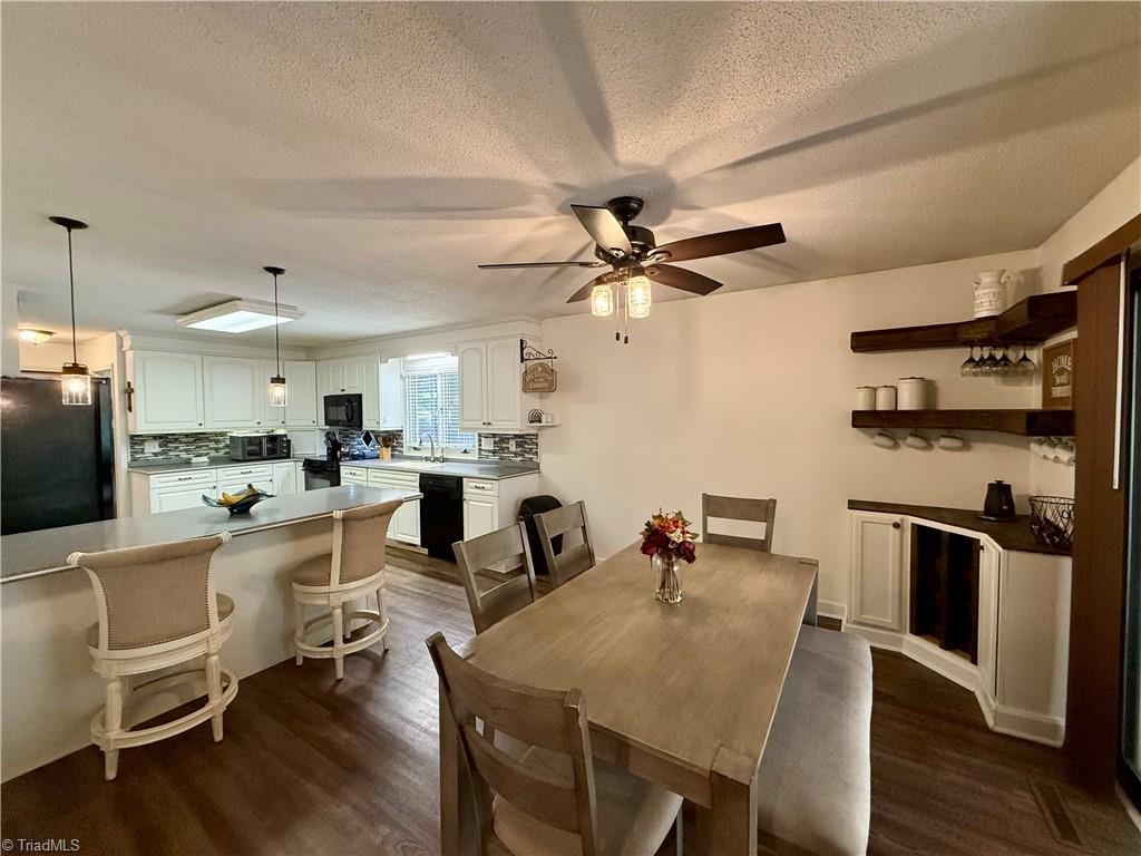7352 Oak Bucket Road Thomasville, NC 27360 - Photo 6 of 38 Dining room connecting to the kitchen for easy meal delivery.