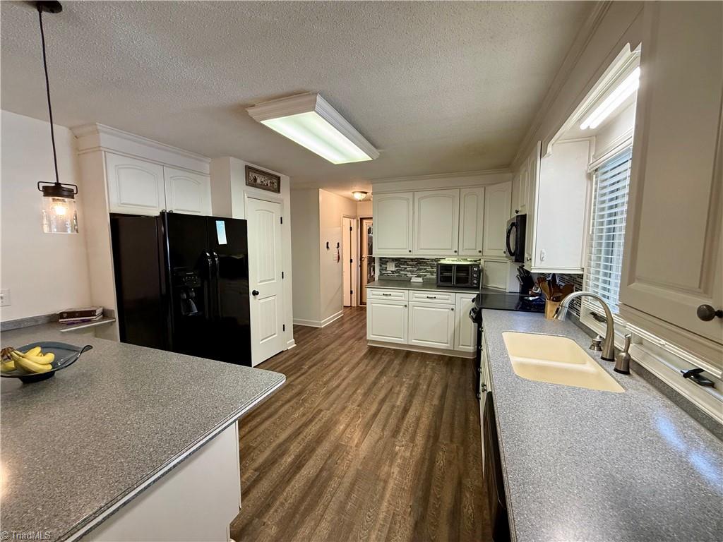 7352 Oak Bucket Road Thomasville, NC 27360 - Photo 10 of 38 Kitchen hosts ample counter space for all of your prep work needs!
