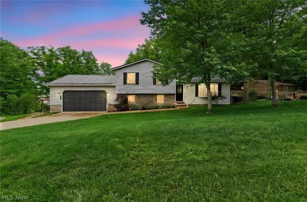 $379,900 | 44 Navajo Trail, Malvern, OH 44644