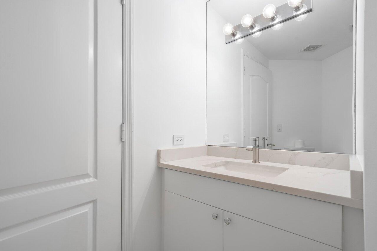 550 Southeast Mizner Boulevard, Unit B706 Boca Raton, FL 33432 - Photo 10 of 64 Powder room