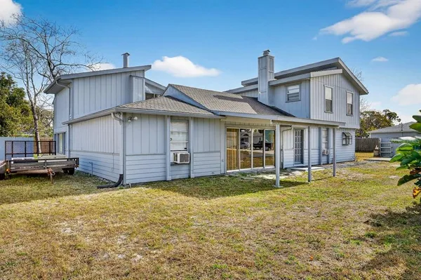 a view of a house with backyard