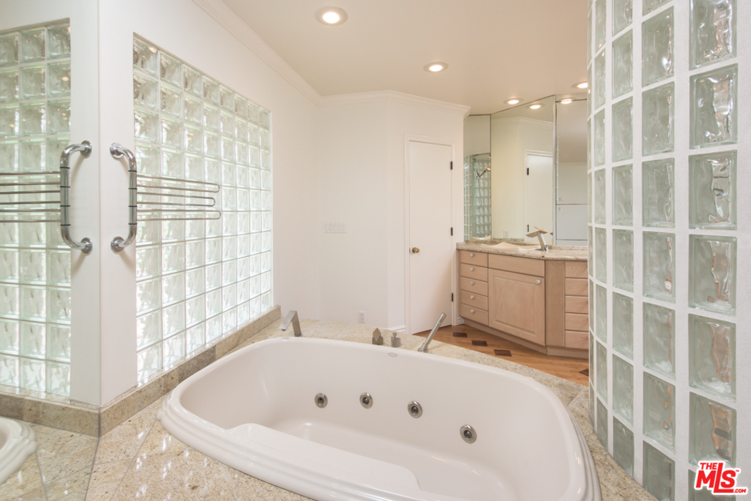 2332 Malaga Road Los Angeles, CA 90068 - Photo 13 of 34