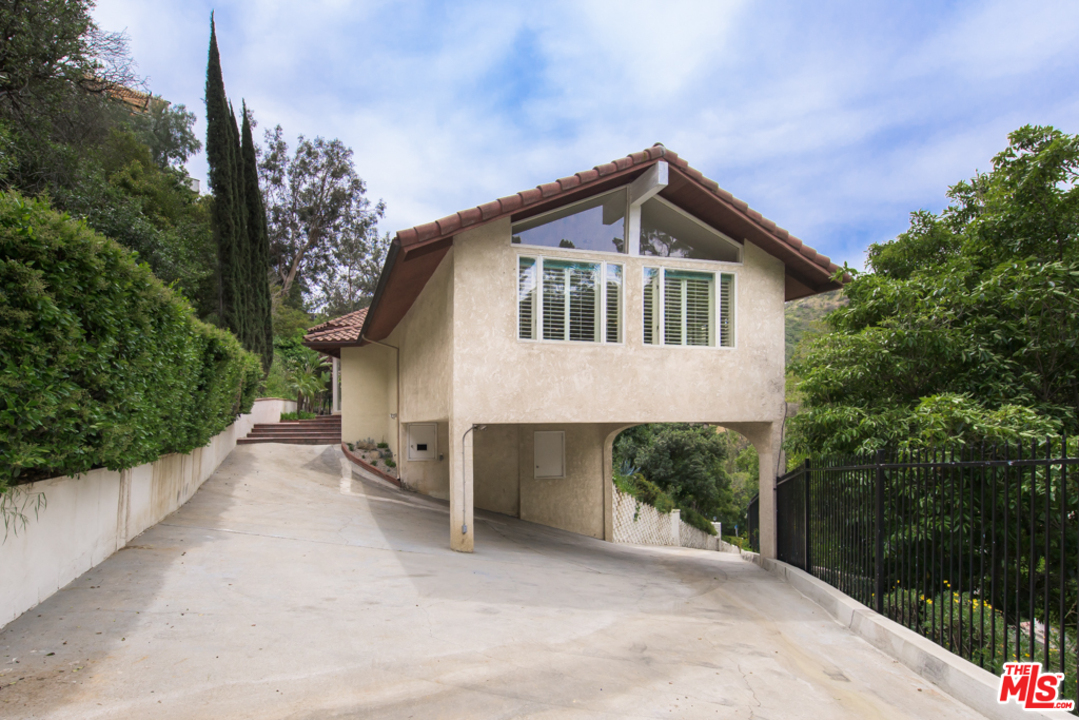 2332 Malaga Road Los Angeles, CA 90068 - Photo 3 of 34