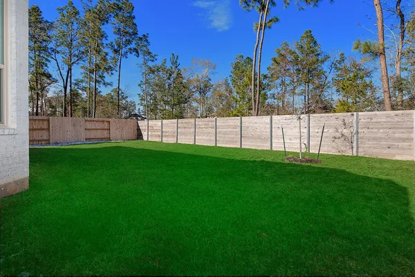 a view of yard with a house in the background