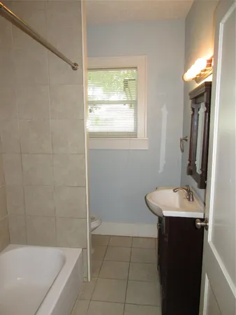 $975 | 4002 Avenue S 1/2, Galveston, TX 77550