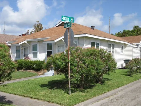 $975 | 4002 Avenue S 1/2, Galveston, TX 77550