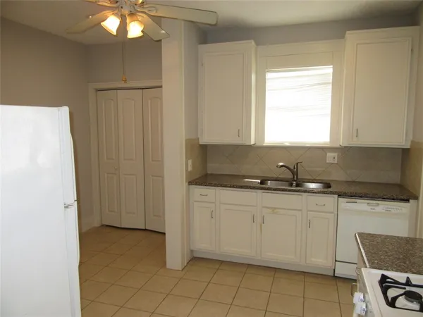 $975 | 4002 Avenue S 1/2, Galveston, TX 77550