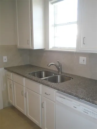$975 | 4002 Avenue S 1/2, Galveston, TX 77550