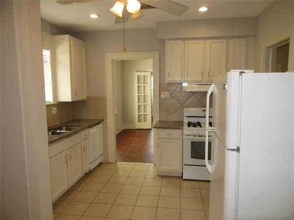 $975 | 4002 Avenue S 1/2, Galveston, TX 77550