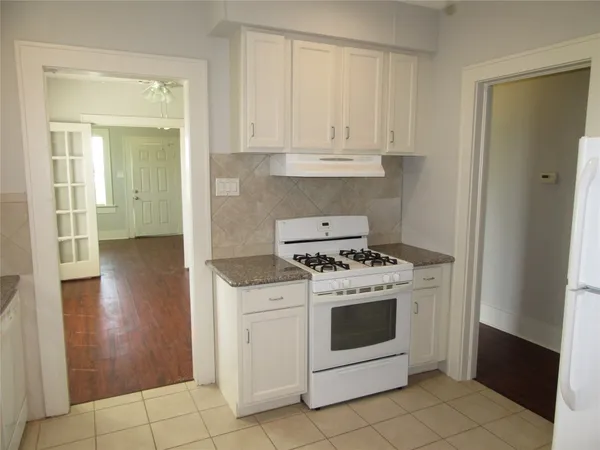 $975 | 4002 Avenue S 1/2, Galveston, TX 77550