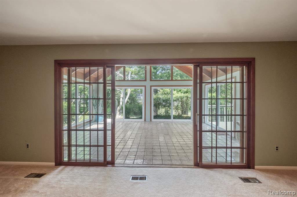 663 Lake Forest Road Rochester, MI 48309 - Photo 6 of 37