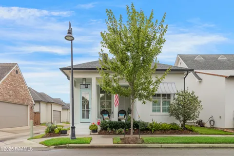 $469,900 | 403 Catalina Lane, Youngsville, LA 70592