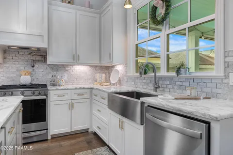 $469,900 | 403 Catalina Lane, Youngsville, LA 70592