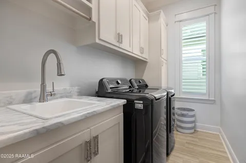 $469,900 | 403 Catalina Lane, Youngsville, LA 70592