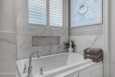 $469,900 | 403 Catalina Lane, Youngsville, LA 70592