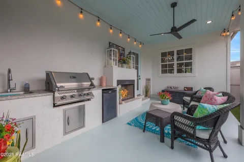 $469,900 | 403 Catalina Lane, Youngsville, LA 70592