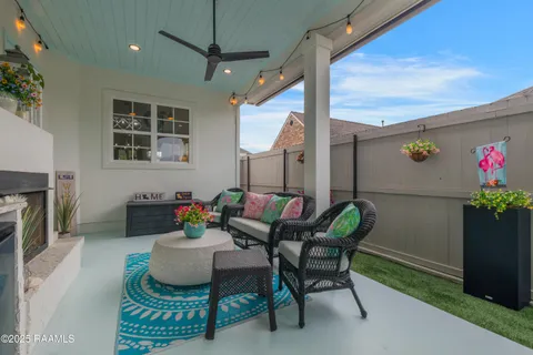 $469,900 | 403 Catalina Lane, Youngsville, LA 70592