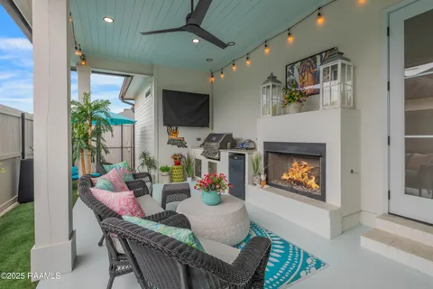 $469,900 | 403 Catalina Lane, Youngsville, LA 70592