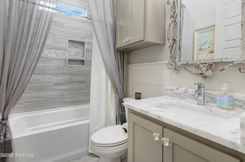 $469,900 | 403 Catalina Lane, Youngsville, LA 70592