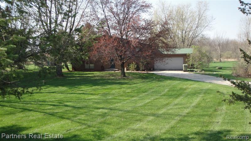 5495 Layton Road Fowlerville, MI 48836 - Photo 5 of 19 DSC02093 (Medium)