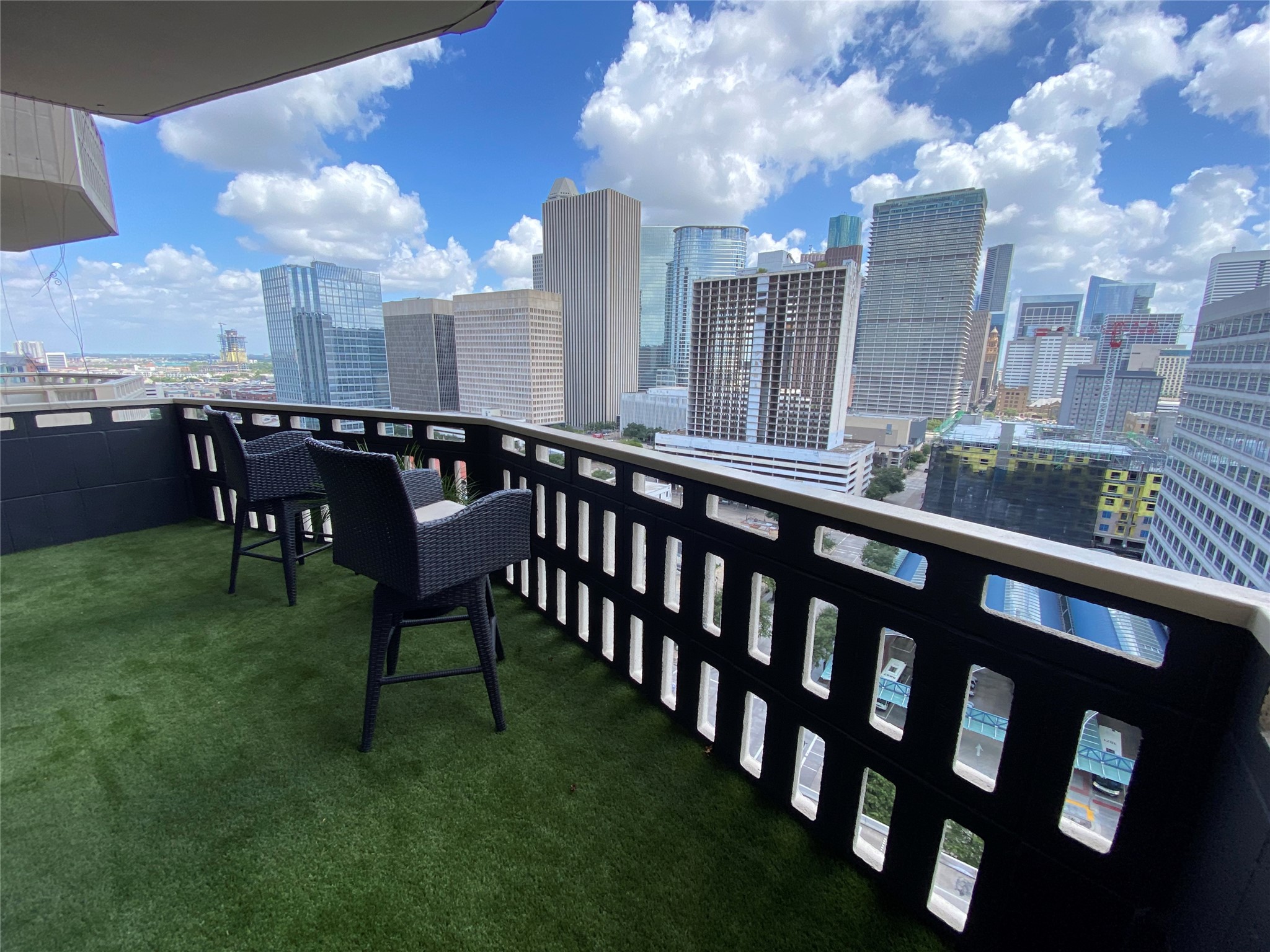 2016 Main Street, Unit 1715 Houston, TX 77002 - Photo 18 of 31 Balcony view West