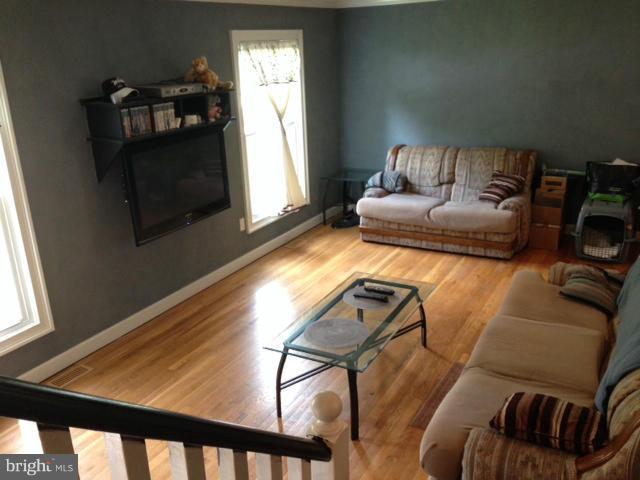 8548 Stonewall Road Manassas, VA 20110 - Photo 3 of 23 Living Room