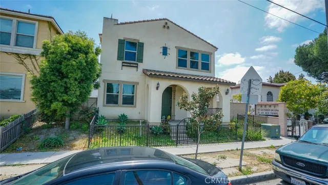 a view of a house with backyard and porch