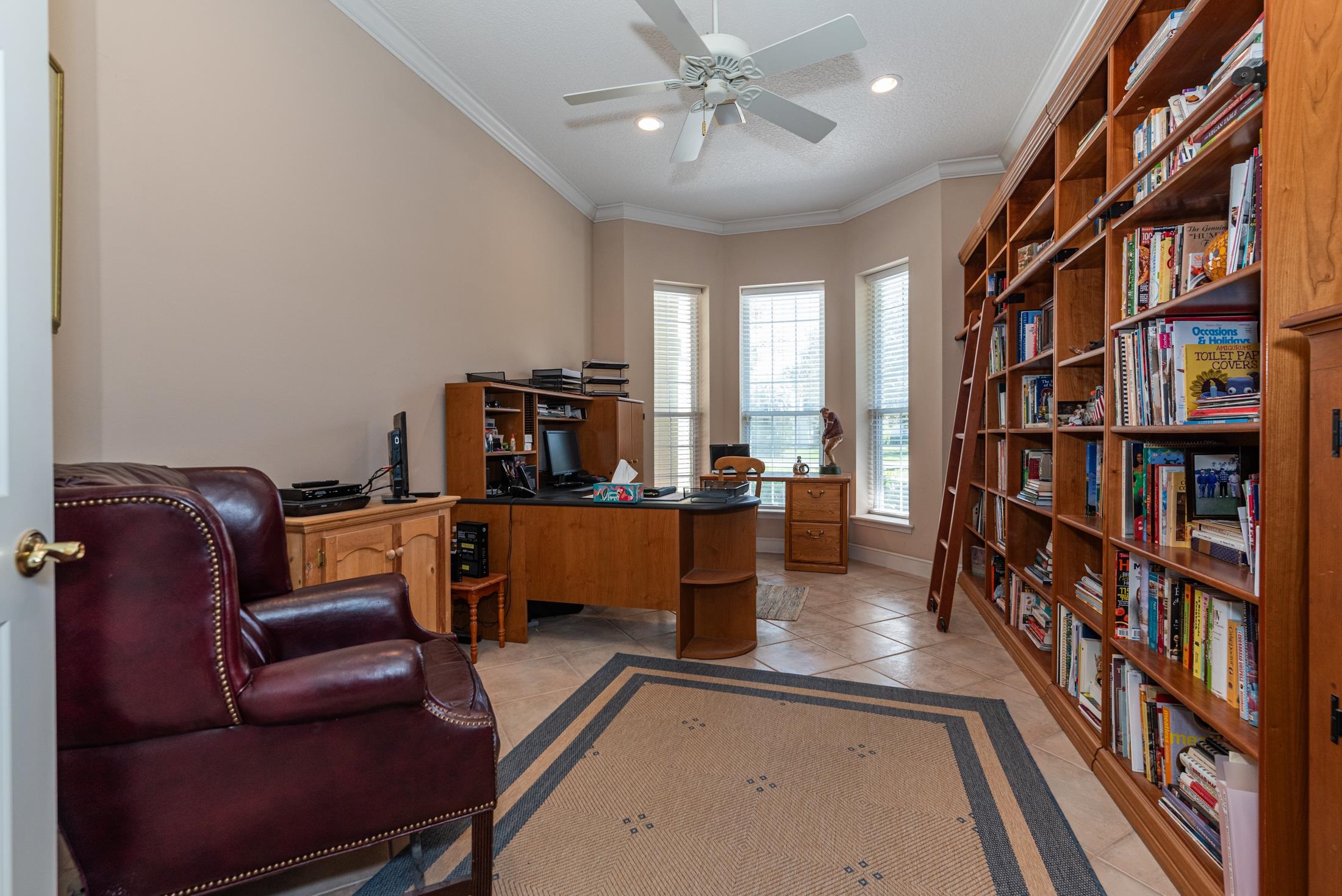 239 Marshside Drive St. Augustine, FL 32080 - Photo 38 of 57 a living room with furniture and a book shelf