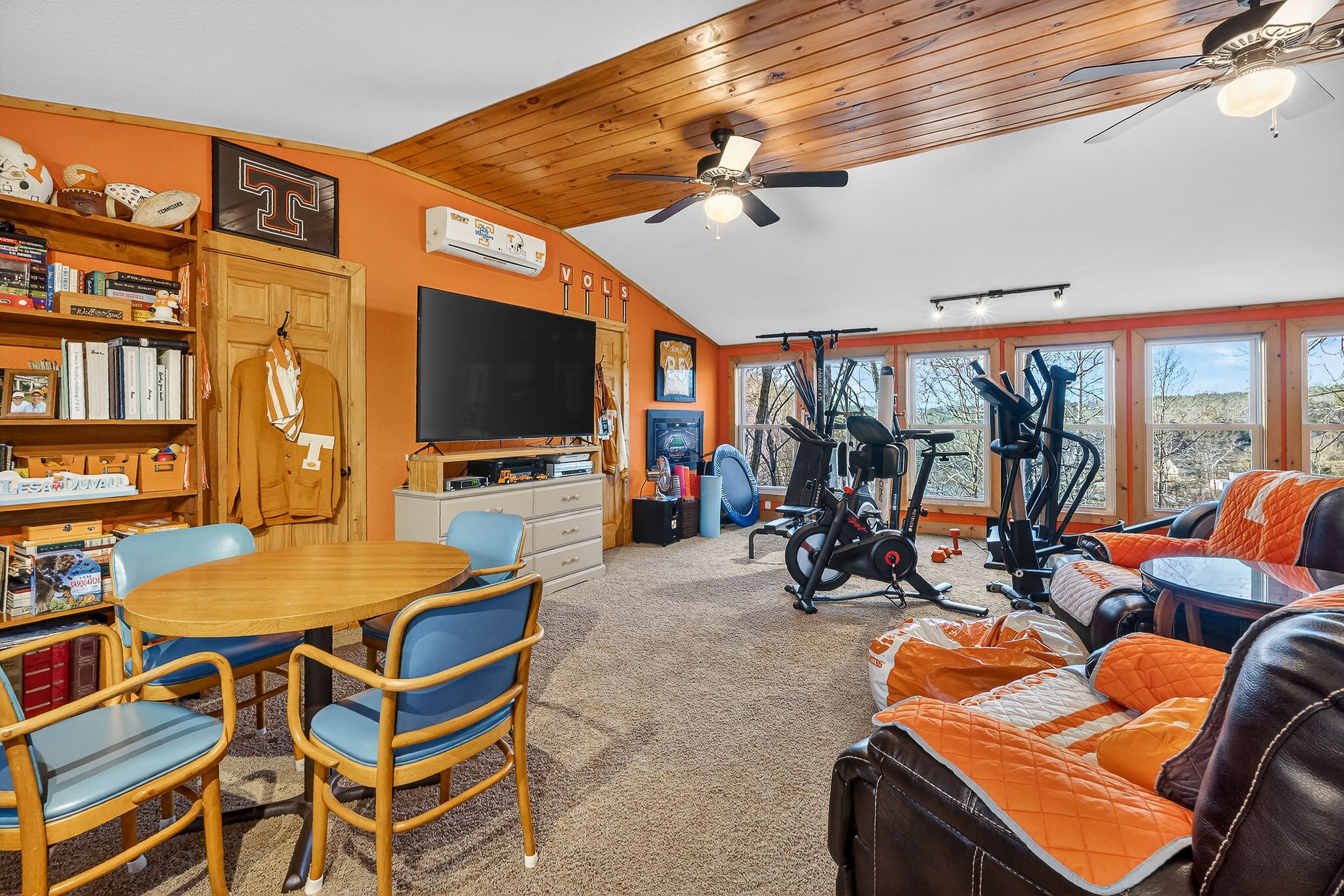 2539 Sparkman Town Road Doyle, TN 38559 - Photo 29 of 54 a room with furniture and a flat screen tv