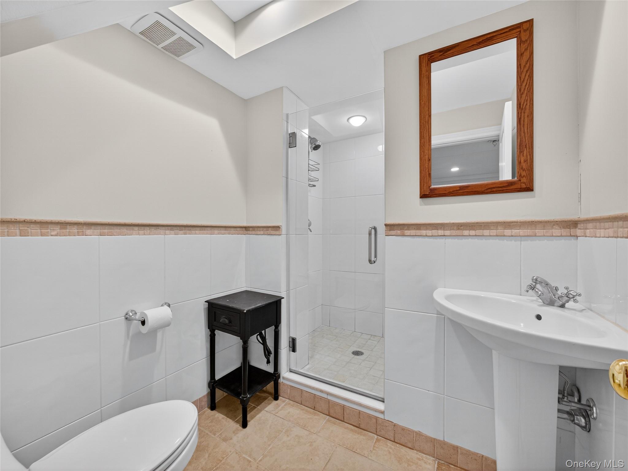 516 Oak Tree Road Palisades, NY 10964 - Photo 29 of 38 a bathroom with a toilet a sink and mirror