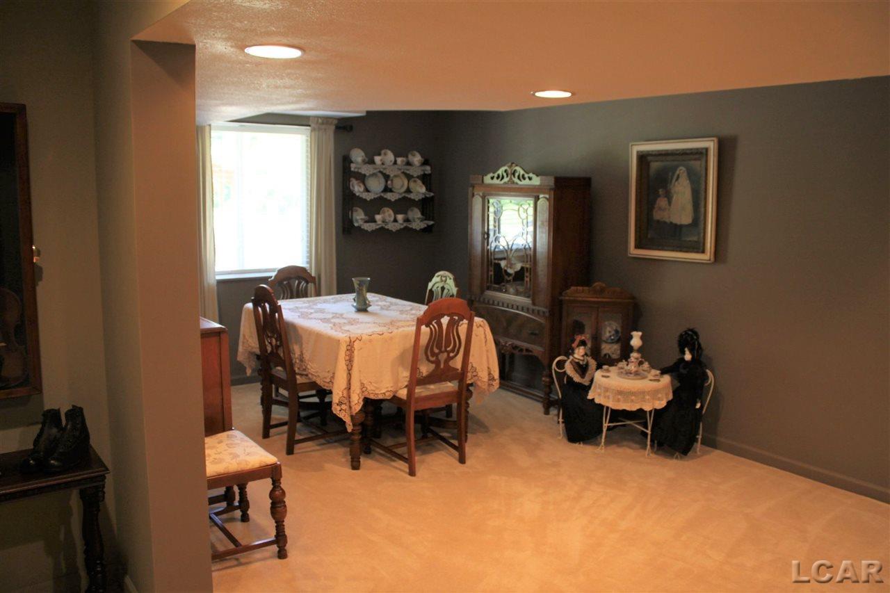 617 Ridge Lane Tecumseh, MI 49286 - Photo 27 of 34 Family Room Eating Area