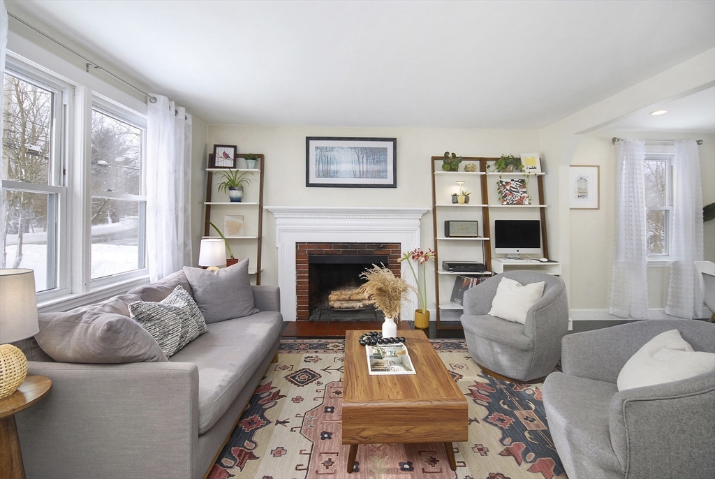 389 Concord Road Bedford, MA 01730 - Photo 4 of 30