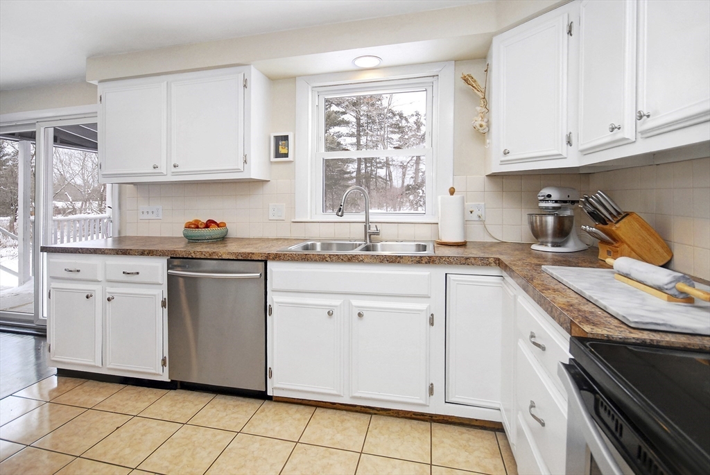 389 Concord Road Bedford, MA 01730 - Photo 8 of 30