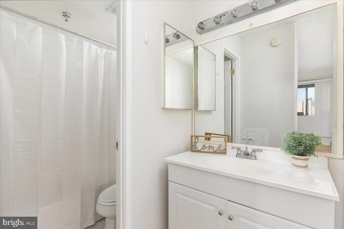 5911 Edsall Road, Unit 1104 Alexandria, VA 22304 - Photo 20 of 32 Second Bathroom