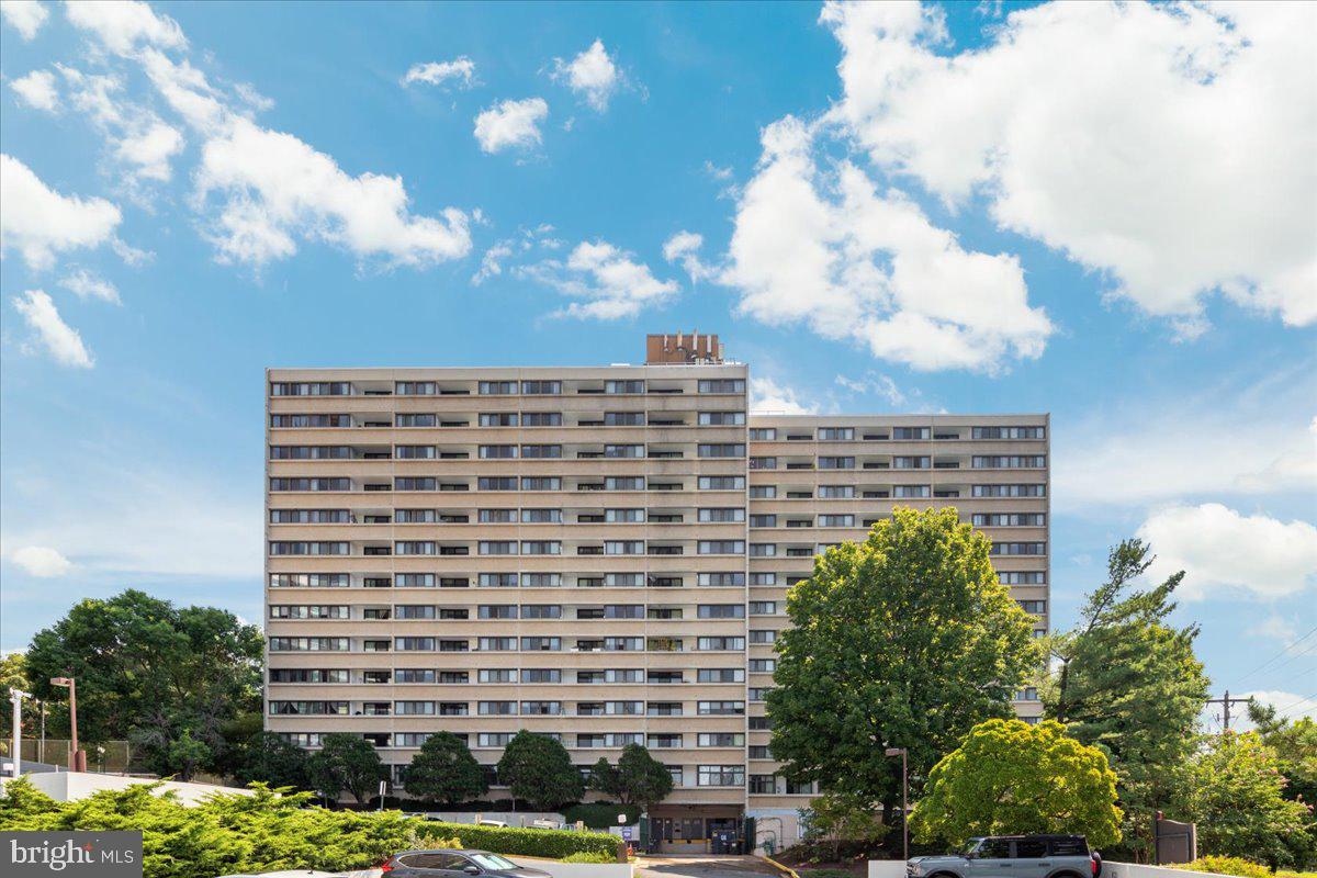 5911 Edsall Road, Unit 1104 Alexandria, VA 22304 - Photo 3 of 32 Experience city living near the top!