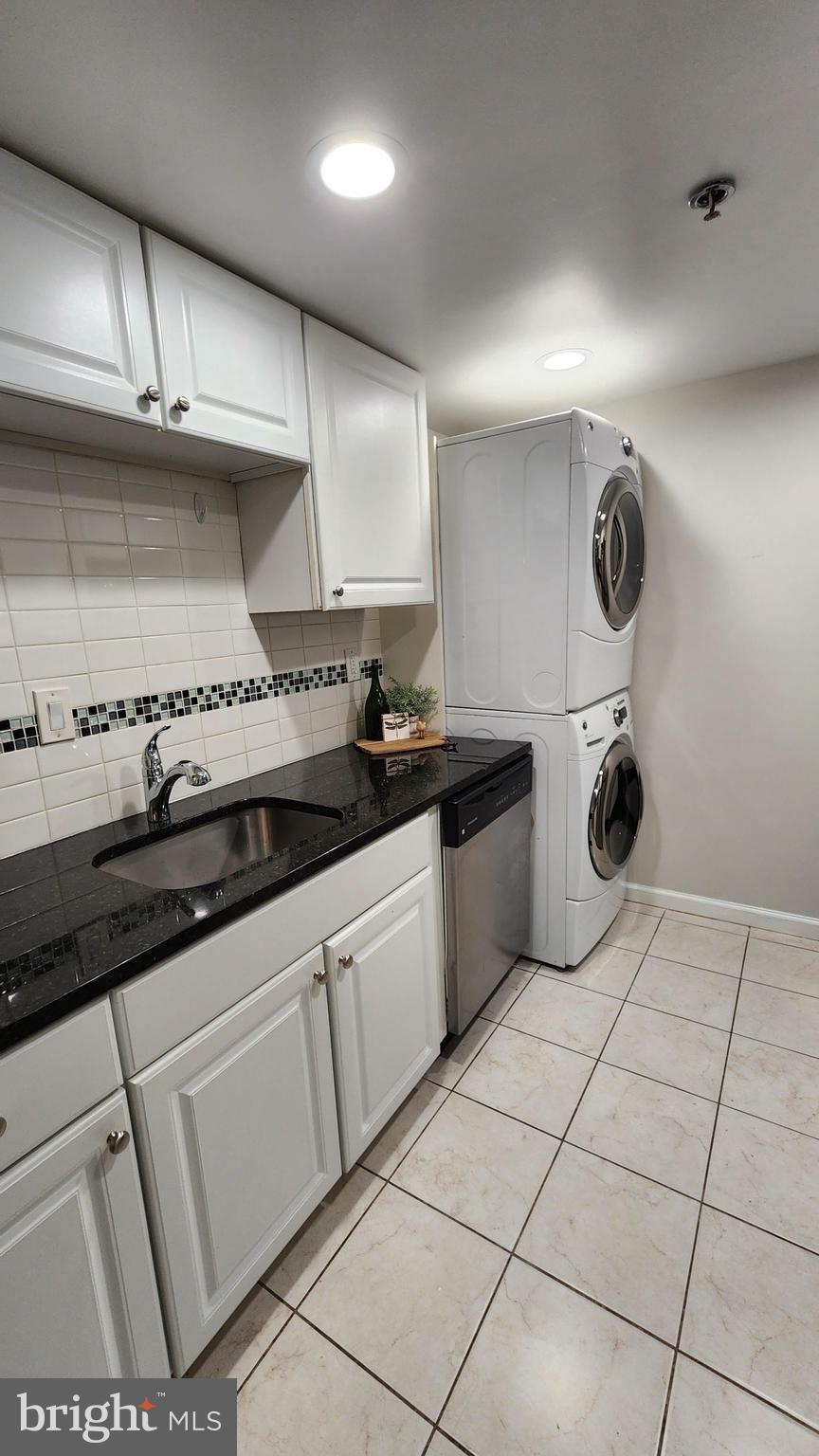 5911 Edsall Road, Unit 1104 Alexandria, VA 22304 - Photo 8 of 32 Kitchen - light and bright