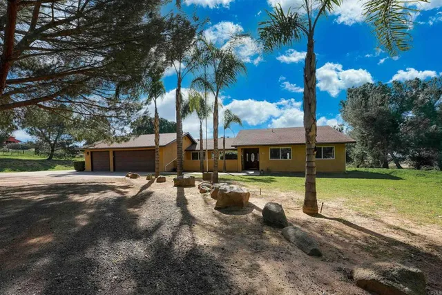 a view of a house with backyard