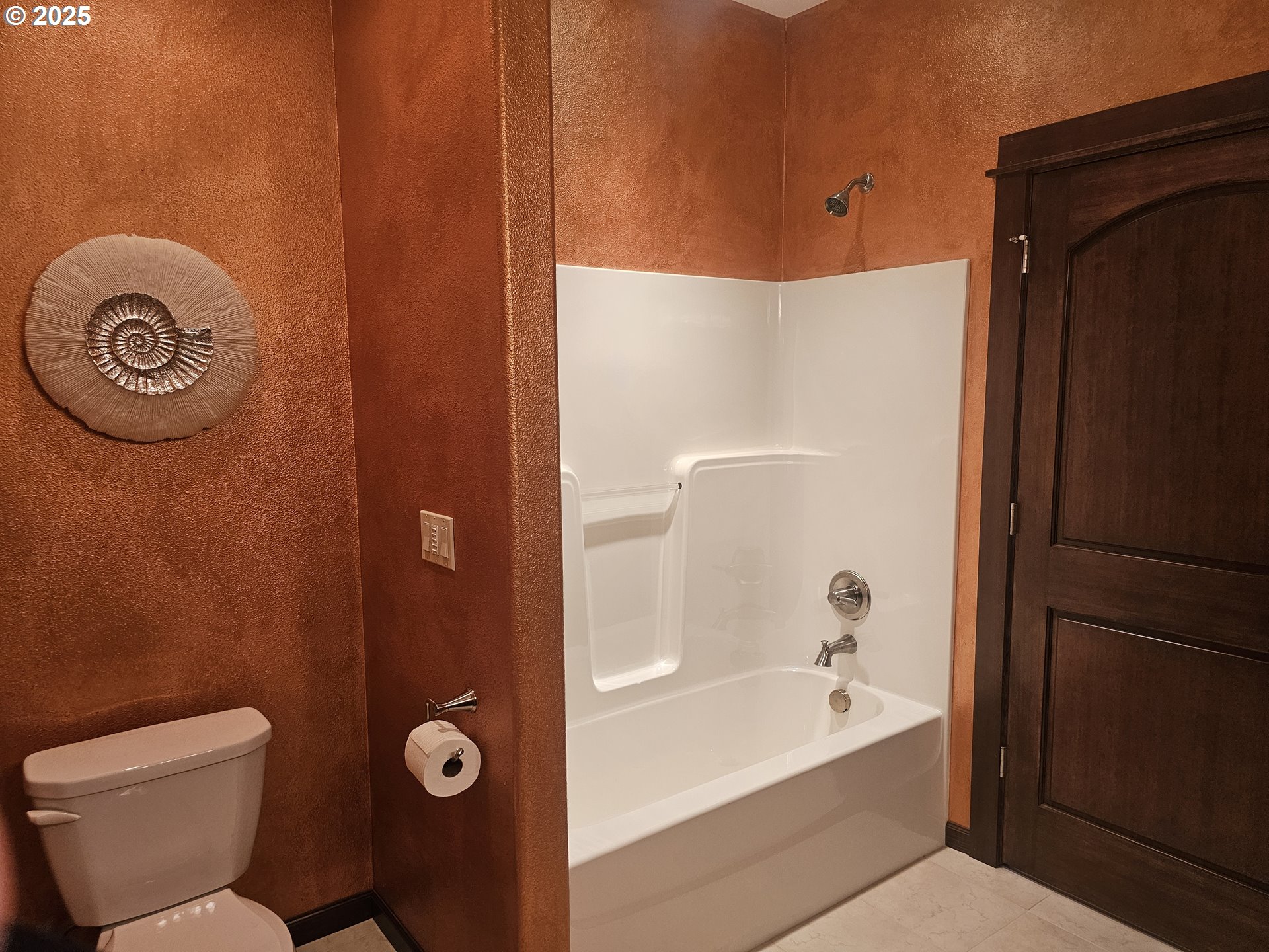 6481 Southwest Wren Lane Culver, OR 97734 - Photo 27 of 44 a bathroom with a toilet and a bathtub