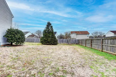 a view of a backyard