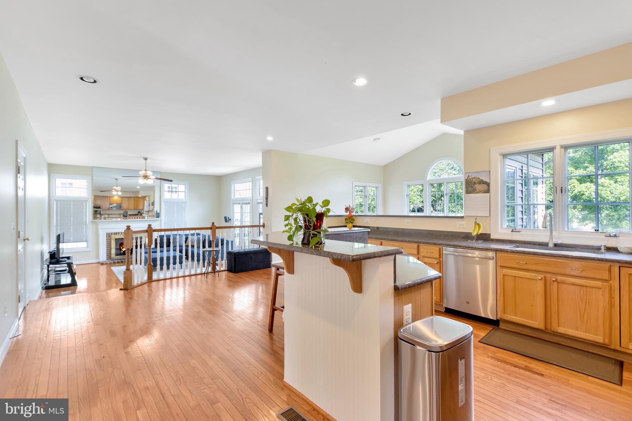 43364 Deepspring Court Ashburn, VA 20147 - Photo 14 of 59 Main Floor - Kitchen