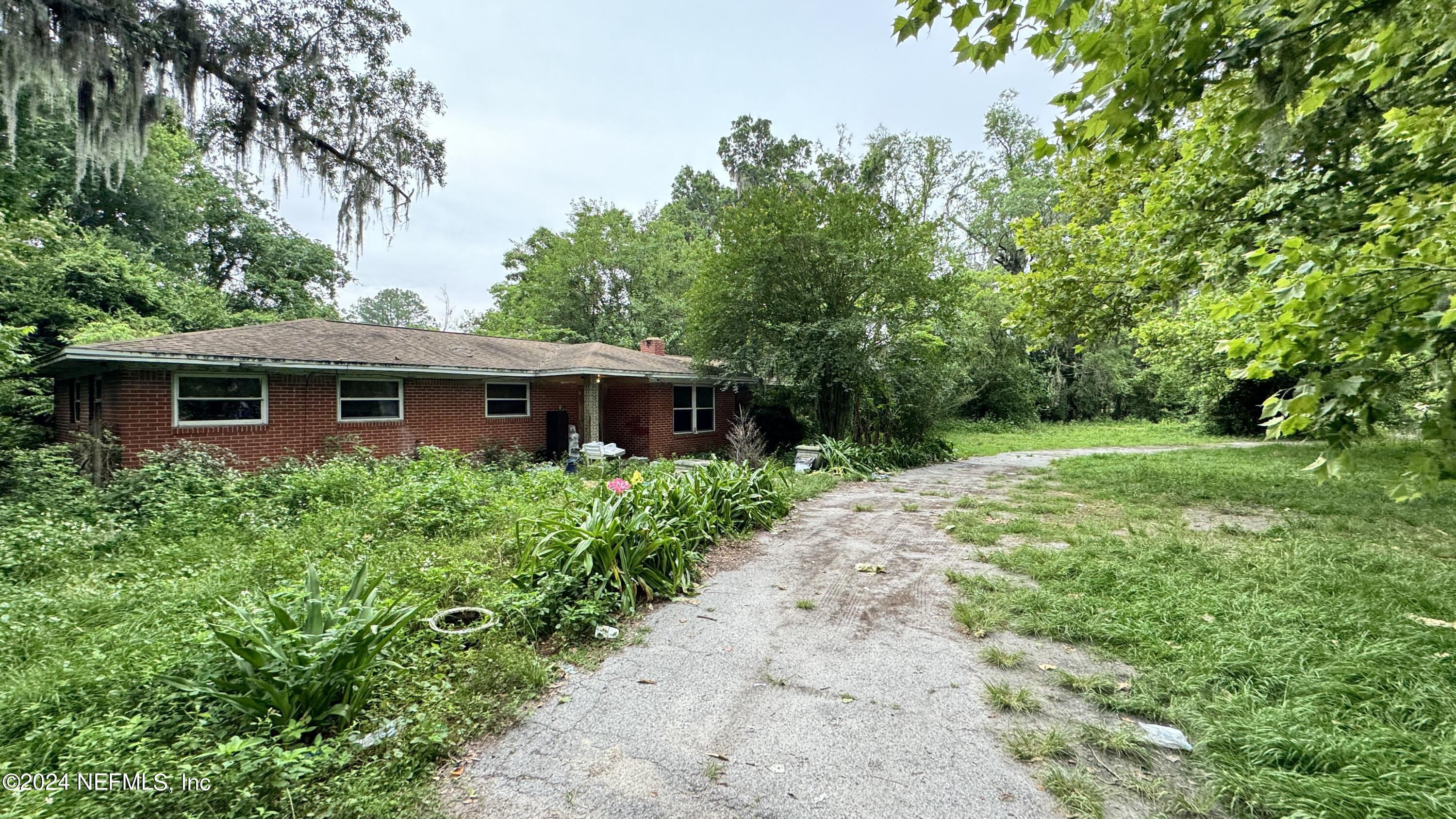 36107 Pine Street Hilliard, FL 32046 - Photo 10 of 27 a front view of a house with a garden