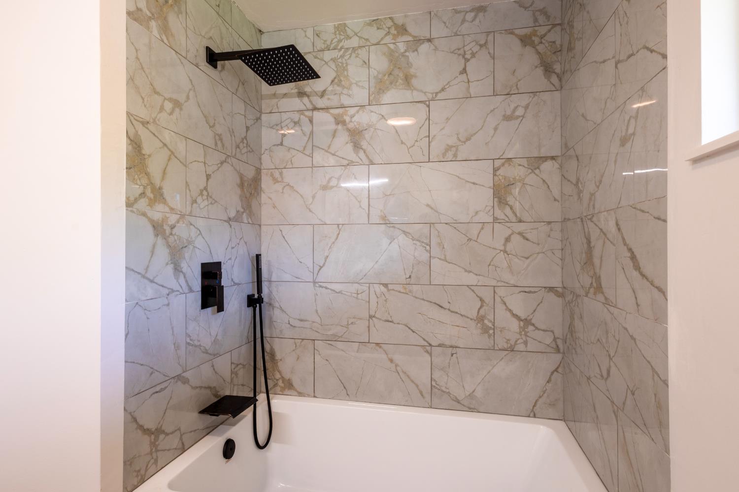 39 West Fulton Street Stockton, CA 95204 - Photo 18 of 31 a bathroom with a bathtub