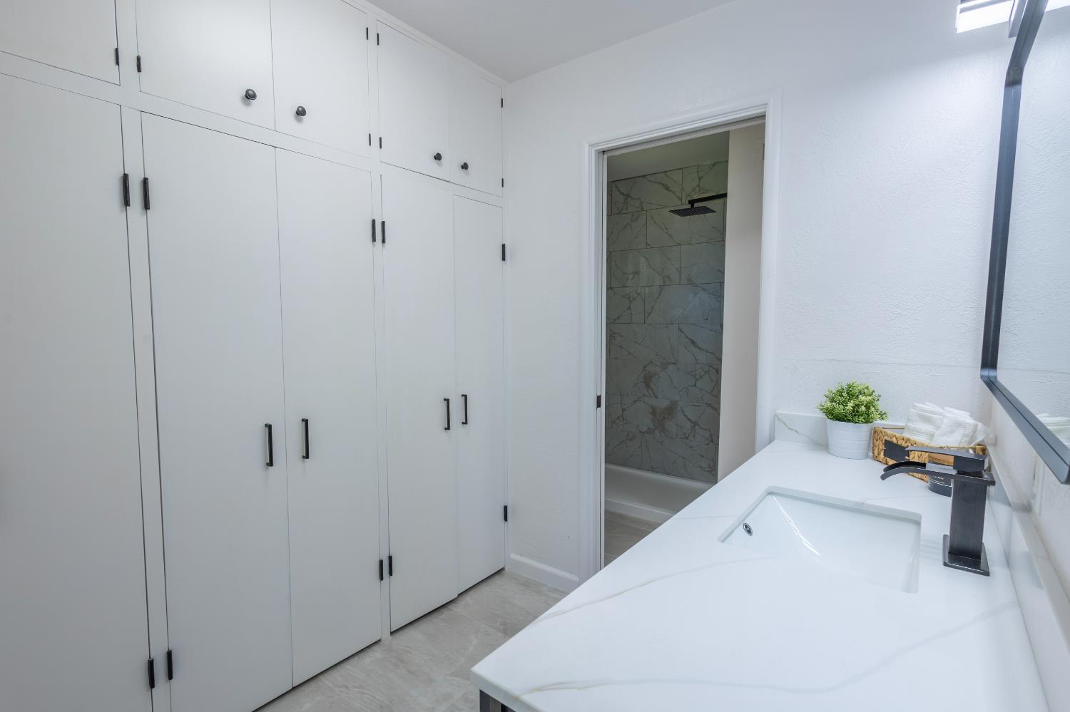 39 West Fulton Street Stockton, CA 95204 - Photo 23 of 31 a bathroom with a tub and shower