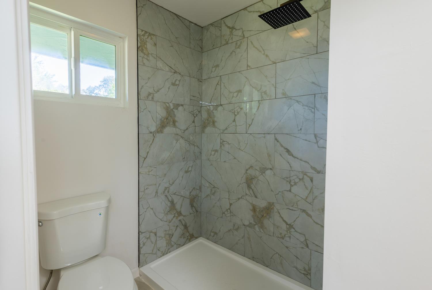 39 West Fulton Street Stockton, CA 95204 - Photo 26 of 31 a bathroom with a bathtub and toilet